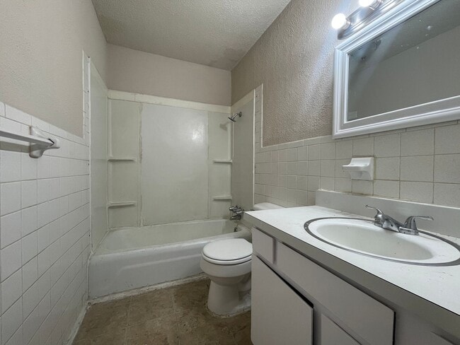 Building Photo - 2 Bedroom 1.5 Bath 2 Story Duplex!