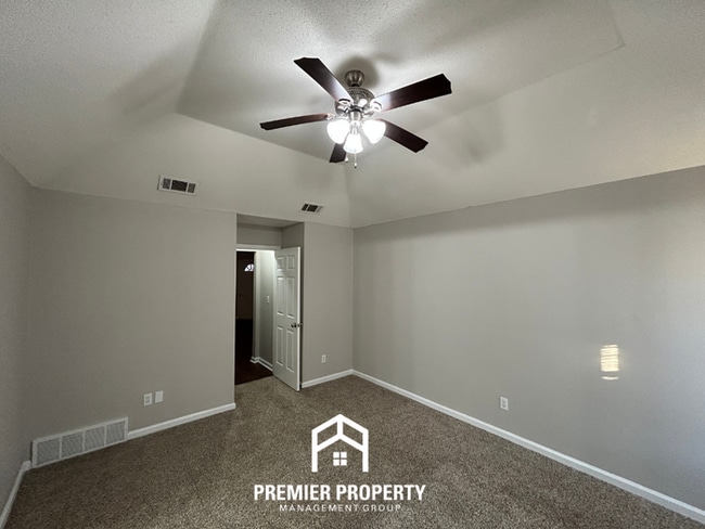 Building Photo - Cozy 3BR Home with Fireplace, Hardwood Floors & Fenced Yard in Memphis