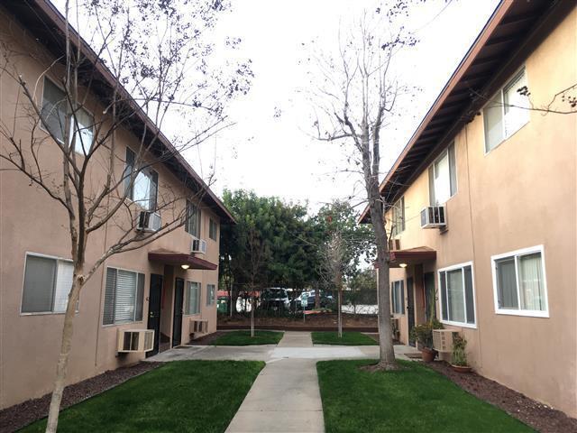 Building Photo - Great Upstairs 2BD/1BA Condo, Community Po...
