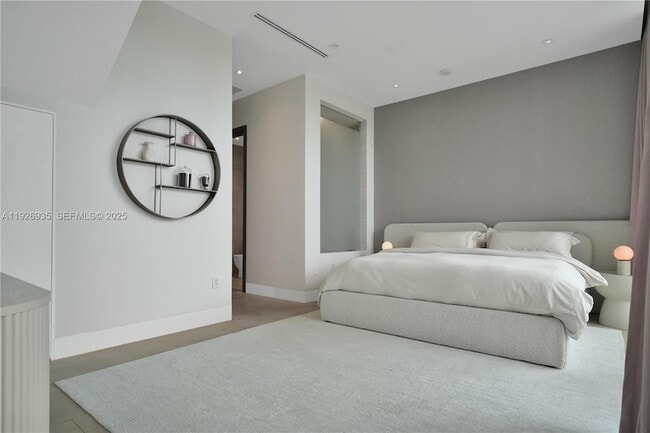 Building Photo - 5501 Pine Tree Dr