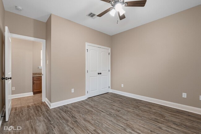 Building Photo - 3 Bedroom 2 Bath in Cypress Bend