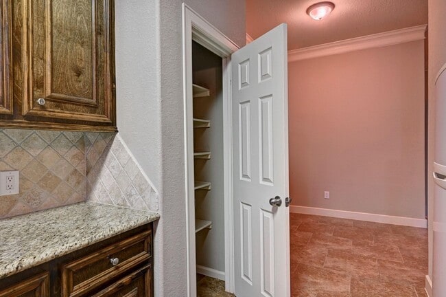 Building Photo - 2865 Westhollow Dr