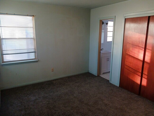 Building Photo - 1208 E 56th St