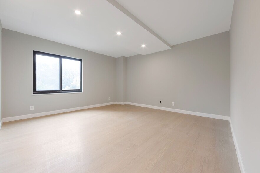 Building Photo - 205 Yoakum Pky