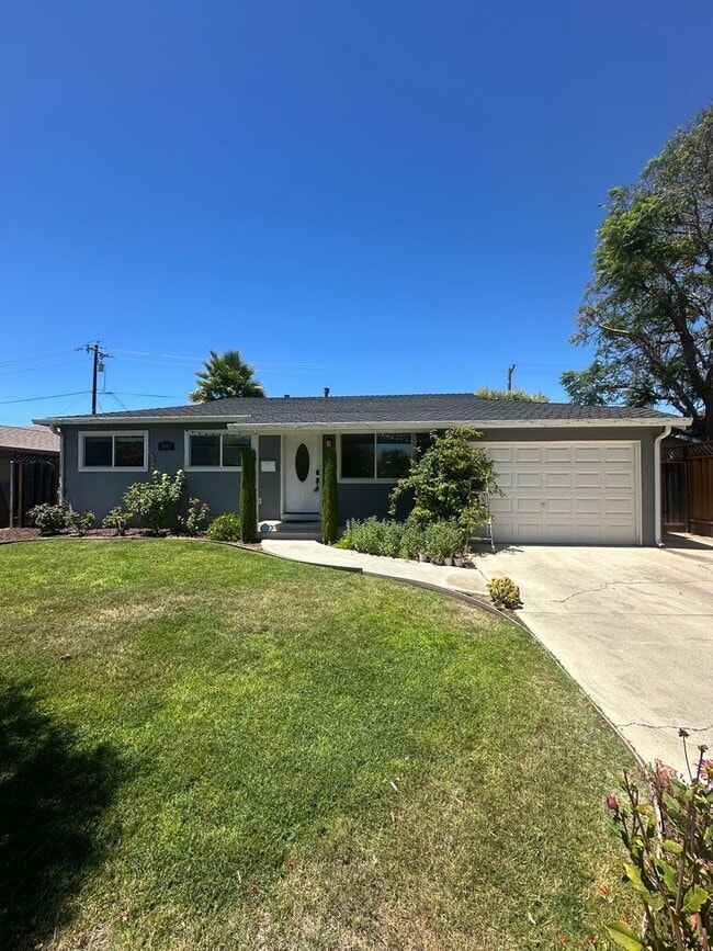 Building Photo - 2615 Camloop Dr