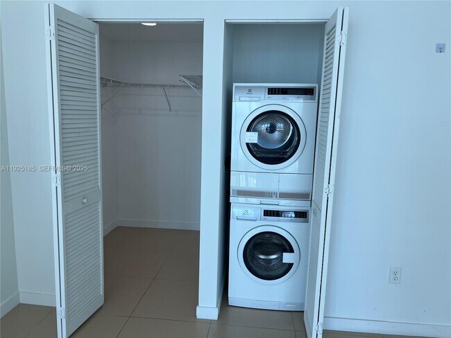 Building Photo - 300 S Biscayne Blvd