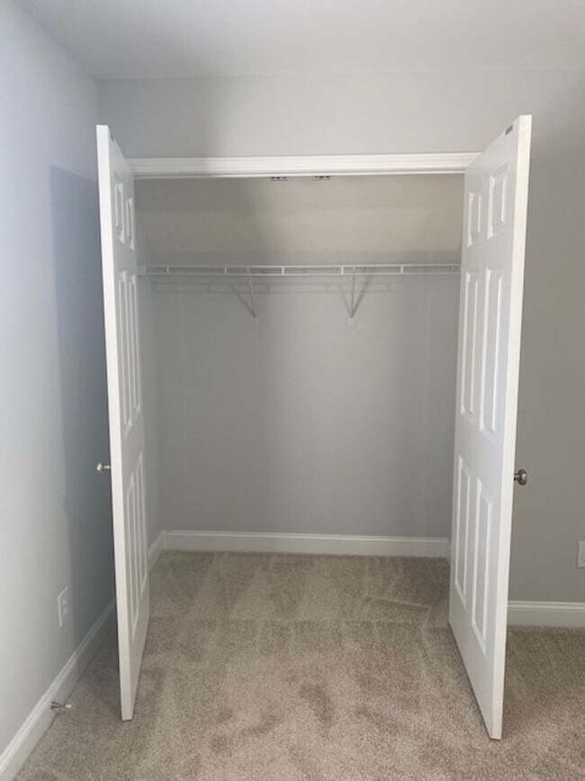 Building Photo - 4 Bedroom! Private Pool!