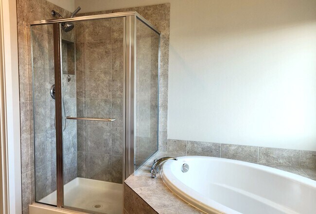 Building Photo - 3 car garage with modern amenities!