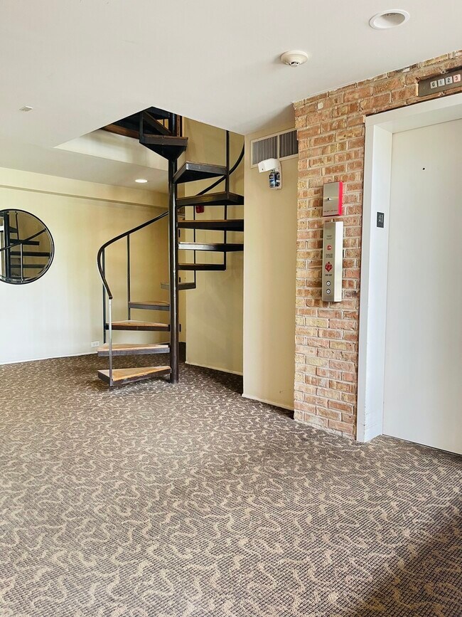 Building Photo - 600 W Russell St