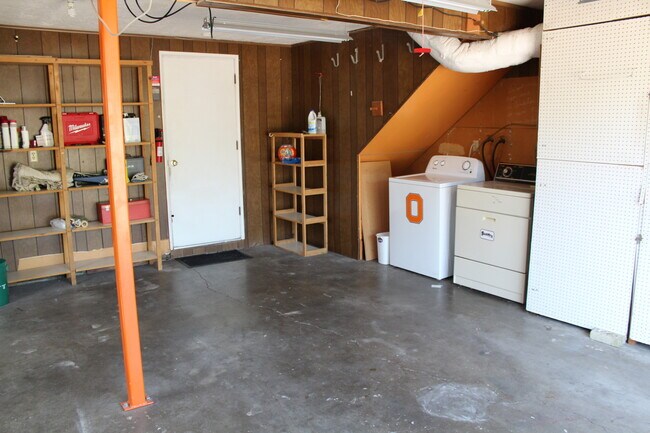 Building Photo - 978 NW Sequoia Ave