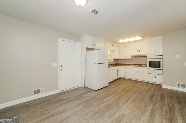 Building Photo - 608 Upland Ridge Dr NW