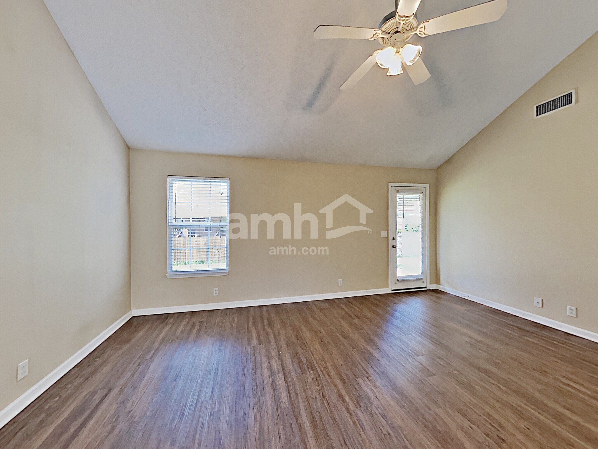 Building Photo - 3050 Weybridge Dr