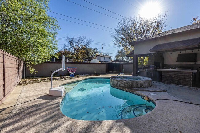 Building Photo - 527 Acacia St