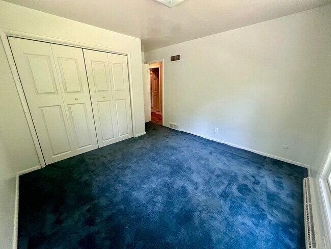 Building Photo - Cranberry - 6 bedroom 4 bathroom - Stunnin...