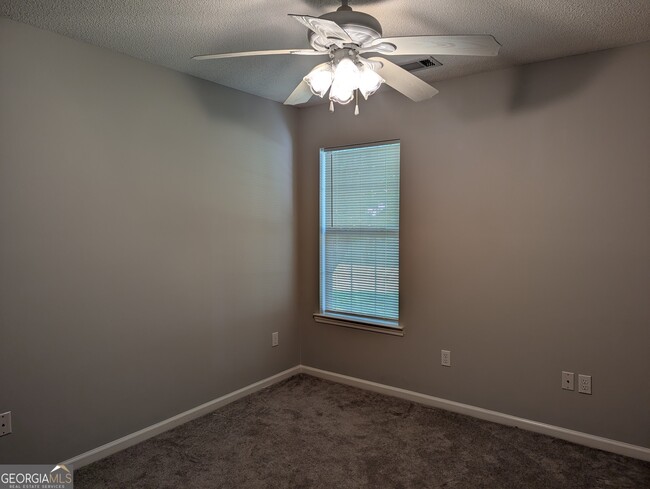Building Photo - 22 Hidden Creek Dr