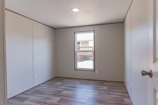 Building Photo - 105 E Briar Dr