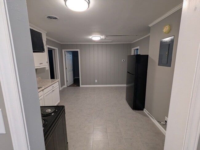 Building Photo - Out of the way 3 Bedroom