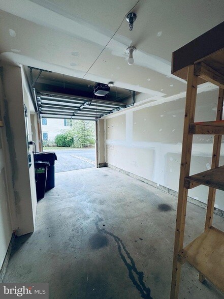 Building Photo - 5822 Oakdale Vlg Rd