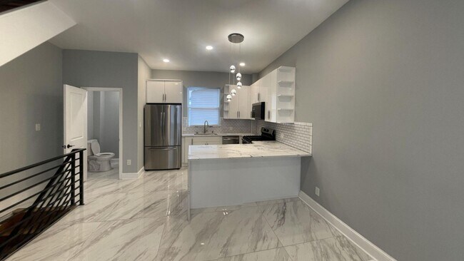 Building Photo - Breathtaking House for Rent wt Roof Deck