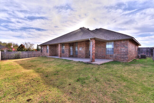 Building Photo - 500 Loyd Ln