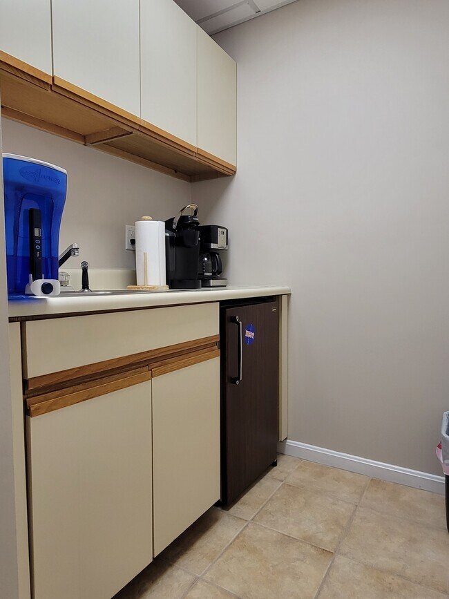 Building Photo - 1B Commons Dr