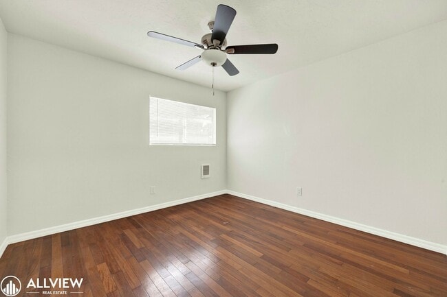 Building Photo - Golden Hill Gem: 2BR/1BA with Fireplace & ...