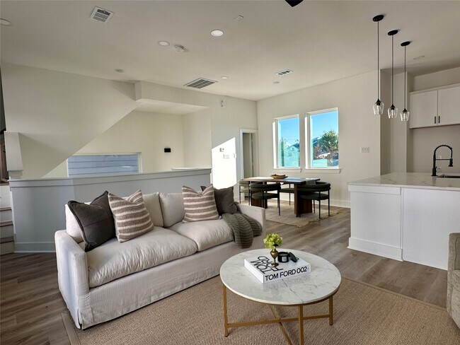 Building Photo - 810 Elkhart St