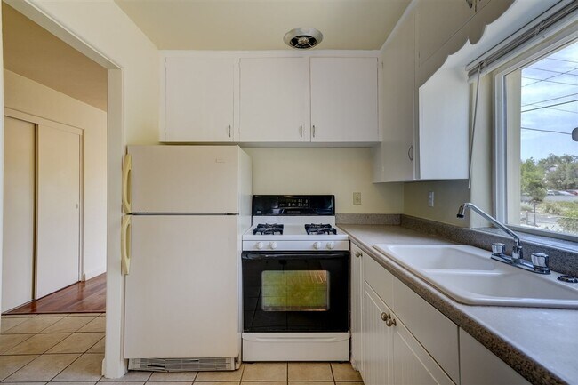 Building Photo - 116 E Leroux St