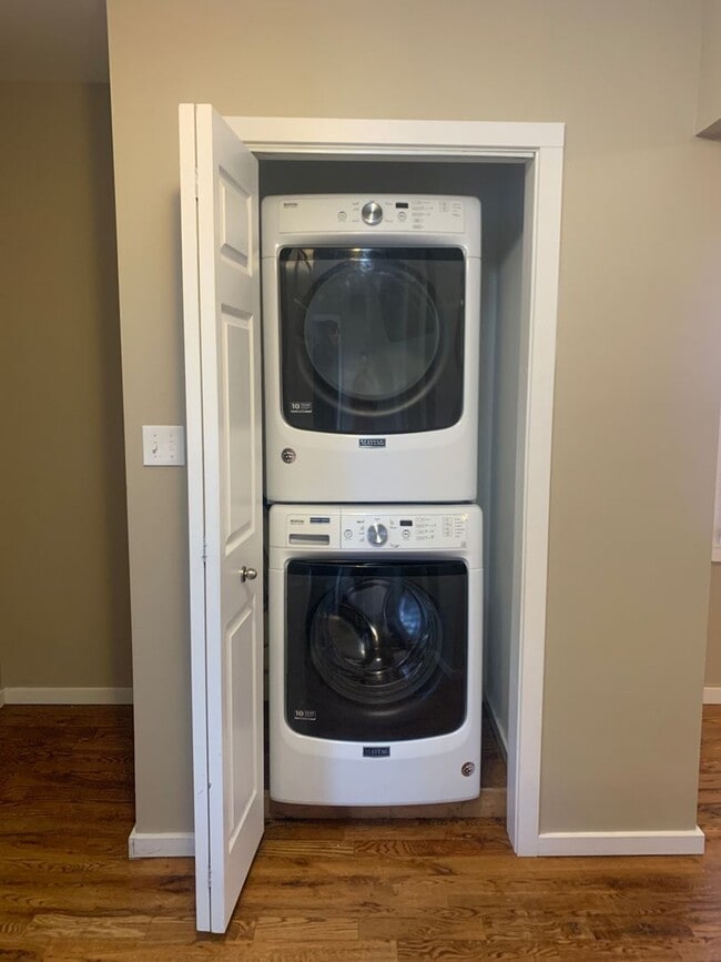 Building Photo - Gorgeous 3BR, Single Family Home IN EAST ROCK! PARKING! LAUNDRY!