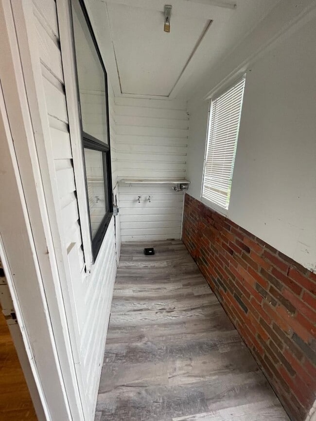 Building Photo - 1 Bed 1 Bath Duplex For Lease August 3!