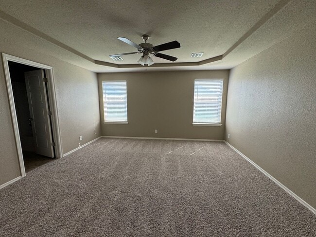 Building Photo - 4 bed, 2 bath, 3 car garage!