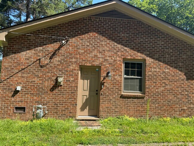 Building Photo - Freshly Painted 3 Bedroom Ranch