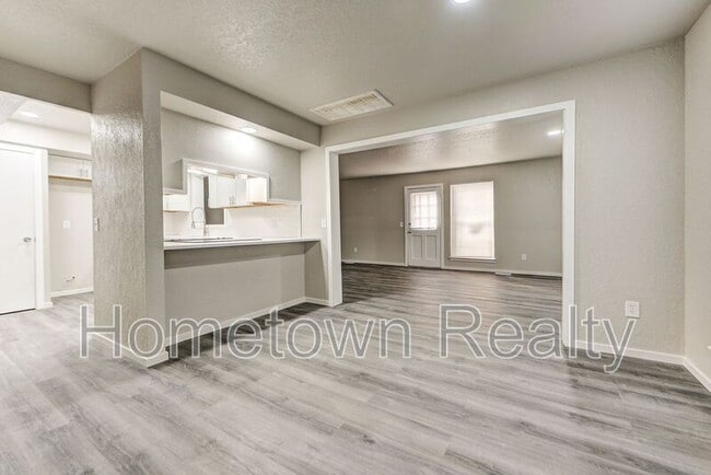 Building Photo - 6460 W Hefner Rd