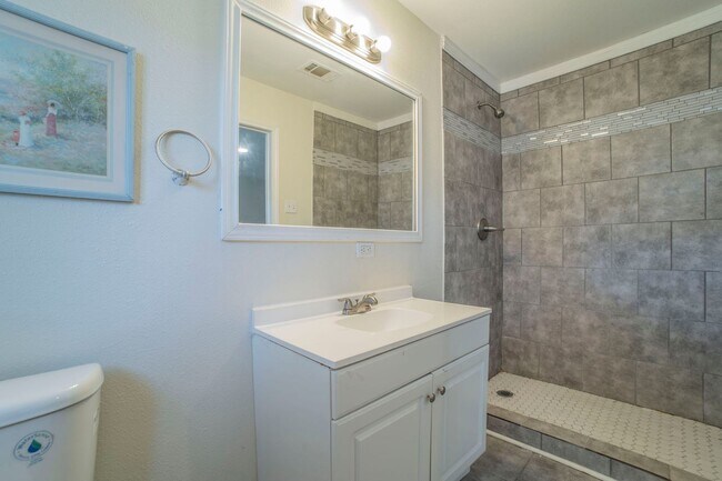 Building Photo - Newly Remodeled & Ready to Move In!