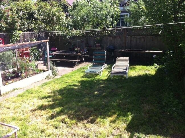 Building Photo - Very unique upper 1bed, great location! Ta...