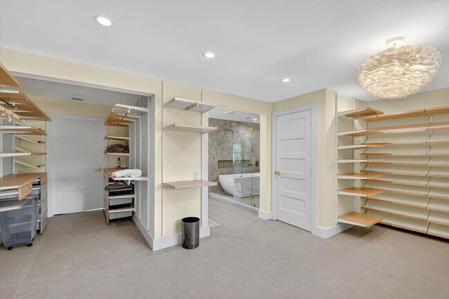 Building Photo - 2900 Greenbriar Blvd