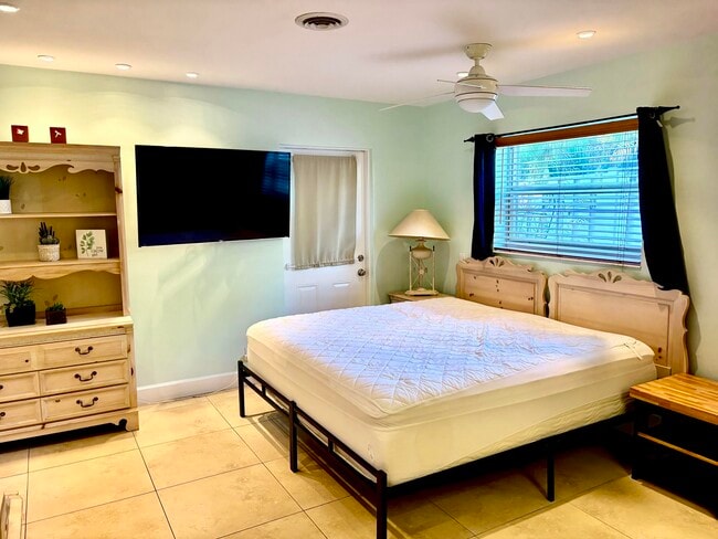 Building Photo - 5045 NE 15th Ave