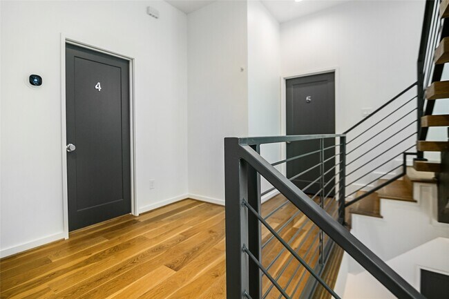 Building Photo - 511 Memorial Heights Dr