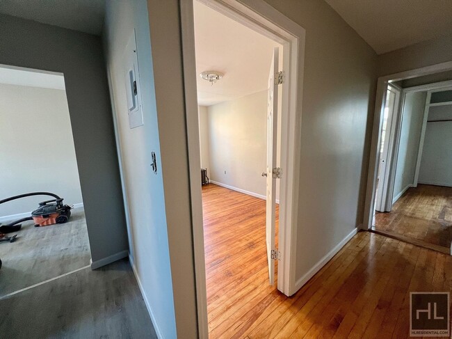 Building Photo - Top Floor 3BR 1BA w/ Laundry & Private Gar...