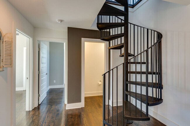 Building Photo - 4 Bedroom/3.5 Bath home overlooking the ci...