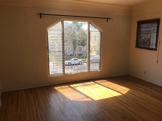 Building Photo - 422 N Hayworth Ave