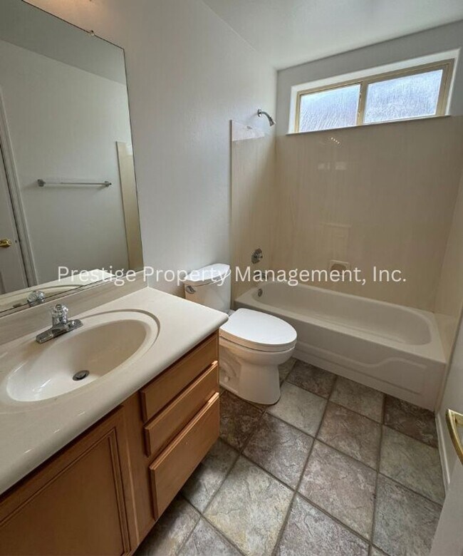 Building Photo - Stunning East Side 3-bedroom 2-bathroom Ho...