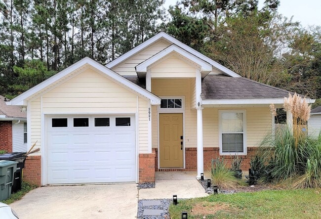 Primary Photo - 3 bedroom house for rent in NE Tallahassee...