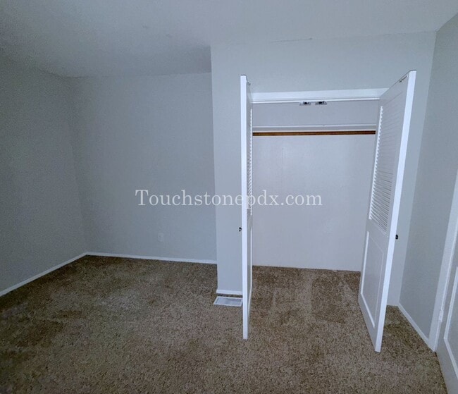 Building Photo - Bright Milwaukie Home with Deck and Large Yard!