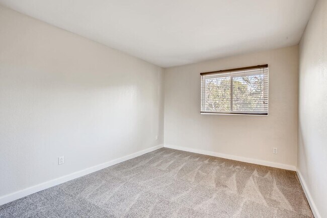 Building Photo - Spacious 2BR/2BA Top-Floor Condo in Gated ...