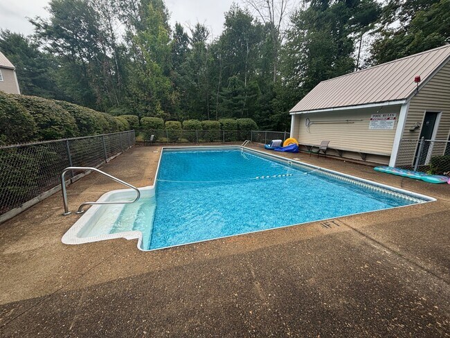 Building Photo - 266 Endicott St N