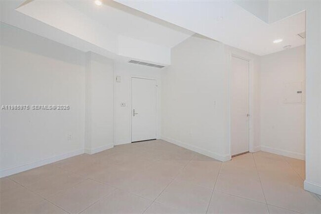 Building Photo - 20000 E Country Club Dr