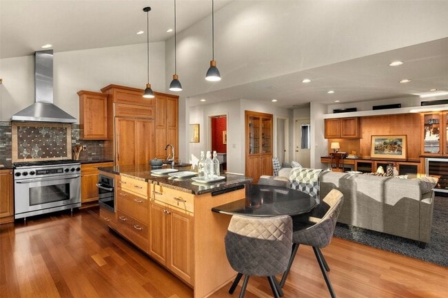 Building Photo - Kirkland View Home