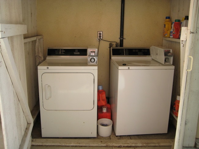 Building Photo - 1283 Devon Ave