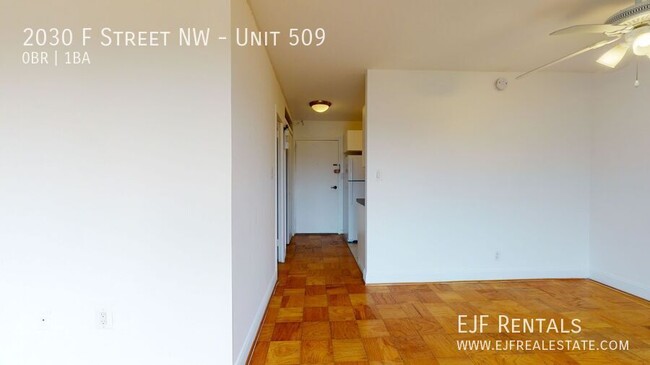 Building Photo - Bright, efficiency w Full Kitchen, Pool, 2...